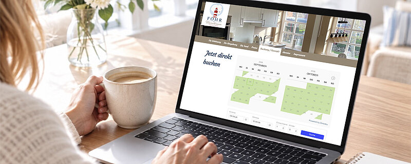 Person mit Tasse am Laptop; der Bildschirm zeigt die Marschtraum-Buchungsseite mit „Jetzt direkt buchen“ und Kalender